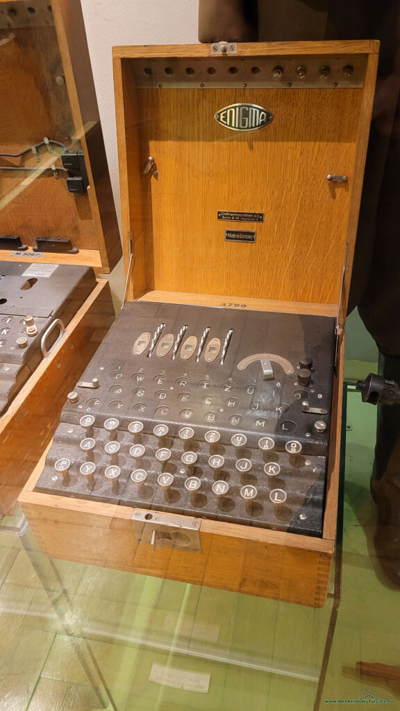 Muzeum Wojska Polskiego - ekspozycja w budynku - maszyna szyfrująca Enigma