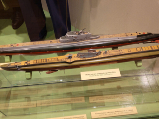 Muzeum Wojska Polskiego - ekspozycja w budynku - model okrętu podwodnego Żbik