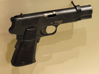 Muzeum Wojska Polskiego - ekspozycja w budynku - pistolet Vis