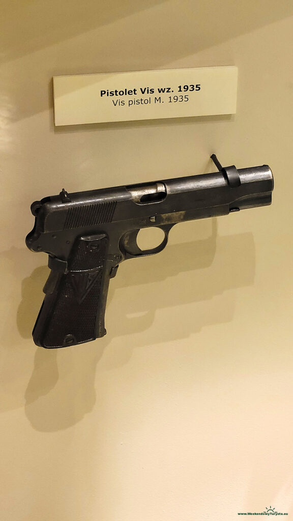 Muzeum Wojska Polskiego - ekspozycja w budynku - pistolet Vis