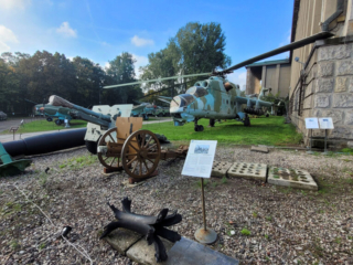 Muzeum Wojska Polskiego - kolekcja armat i śmiglowiec Mi-24