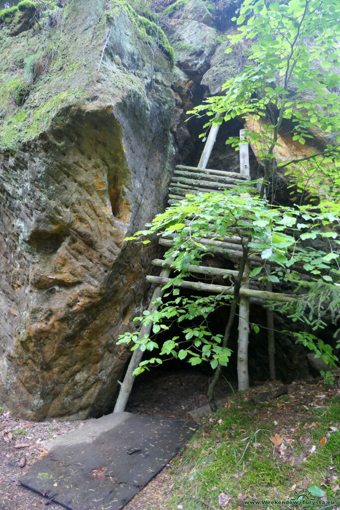 Szlak koło zamku Sloup - leśne ścieżki - mała jaskinia