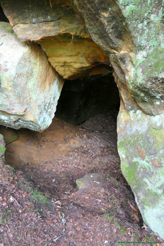 Szlak koło zamku Sloup - leśne ścieżki - mała jaskinia