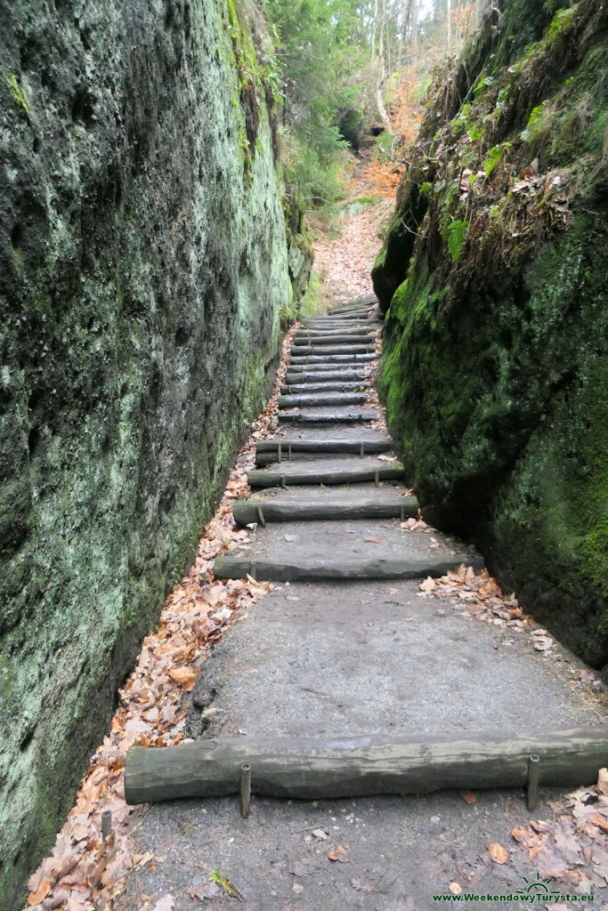 Góra Oybin - wejście między skałami