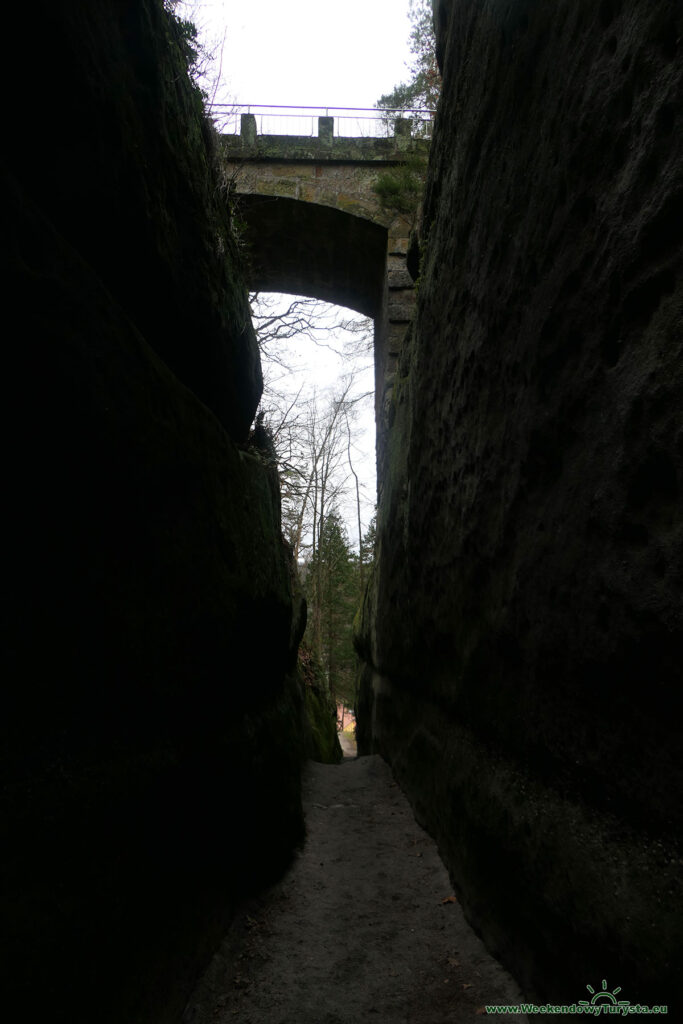 Góra Oybin - wejście między skałami