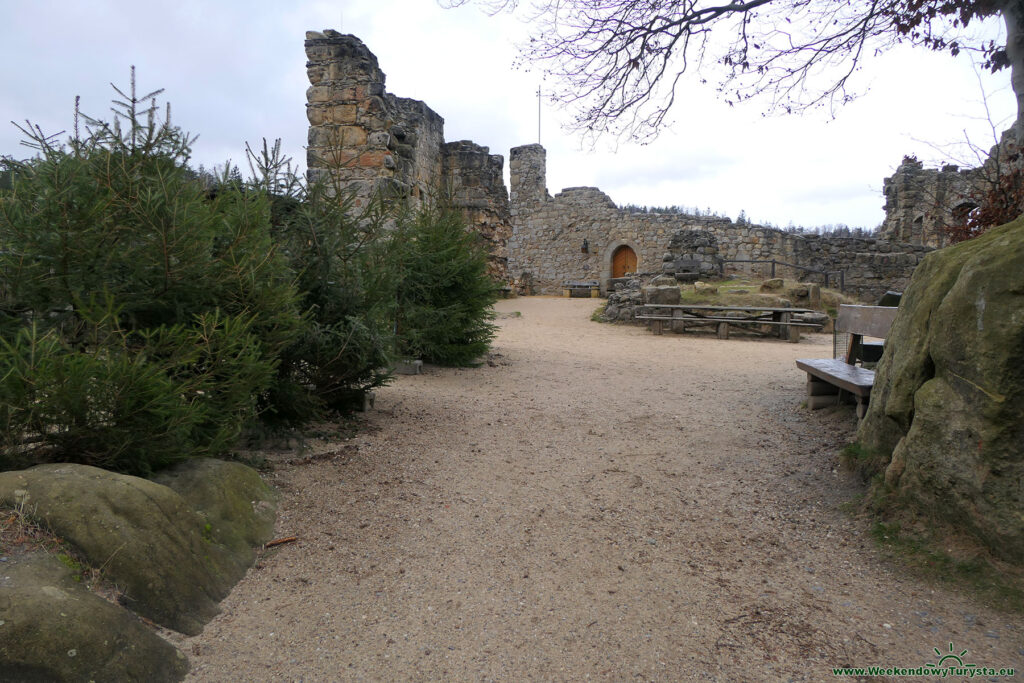 Zamek Oybin - dziedziniec zamkowy
