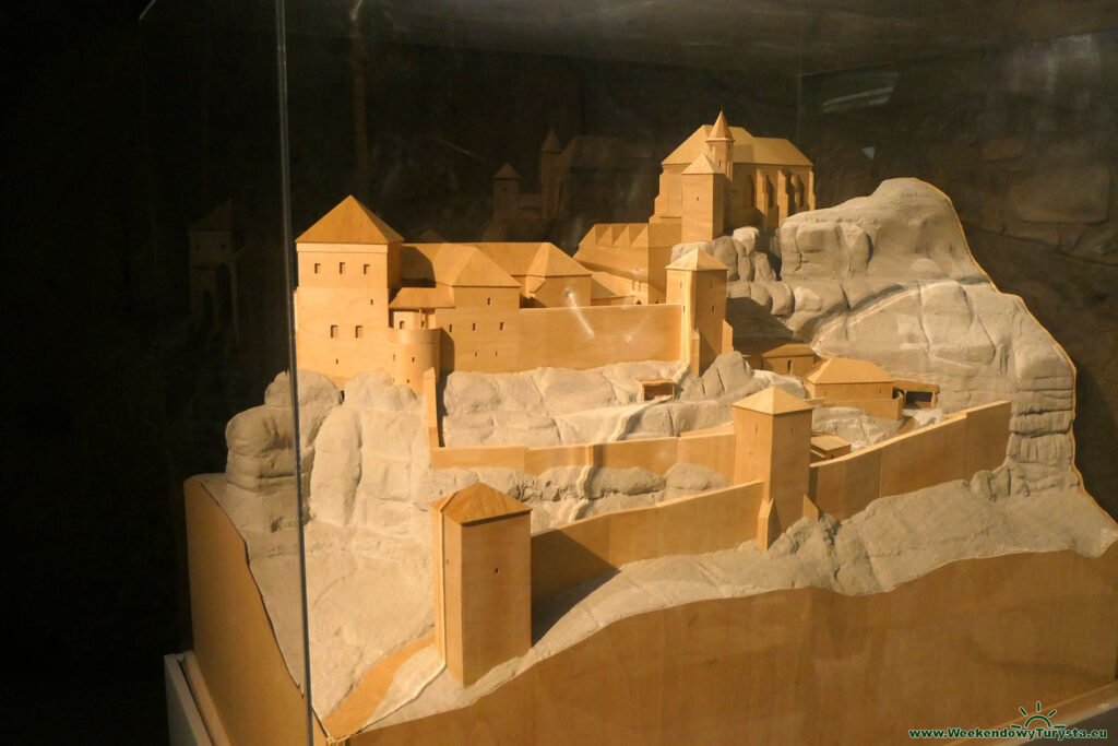 Zamek Oybin - wystawa we wnętrzu baszty mieszkalnej - makieta zamku i klasztoru
