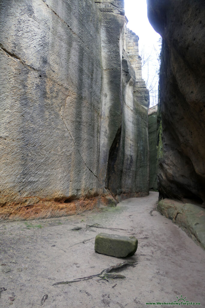 Góra Oybin - przejście przy murach klasztoru