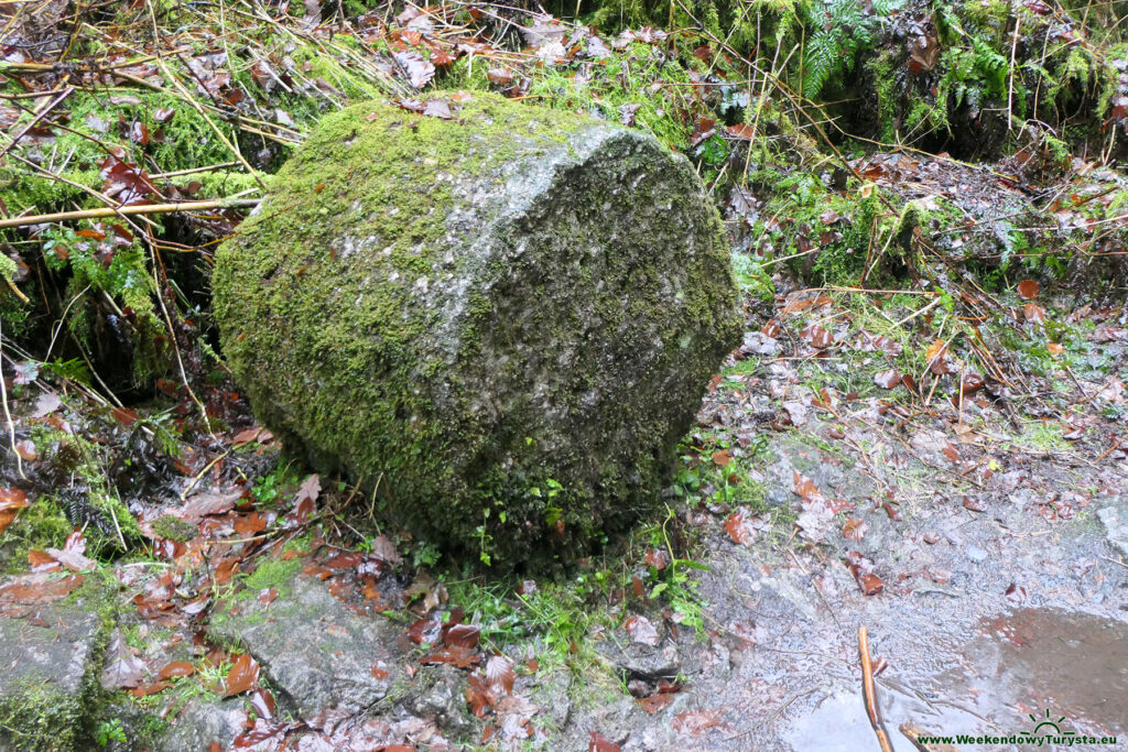 Szlak w dawnym kamieniołomie w Jonsdorf - kamień młyński