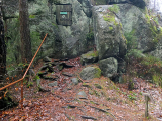 Szlak w dawnym kamieniołomie w Jonsdorf - magazynek na materiały wybuchowe