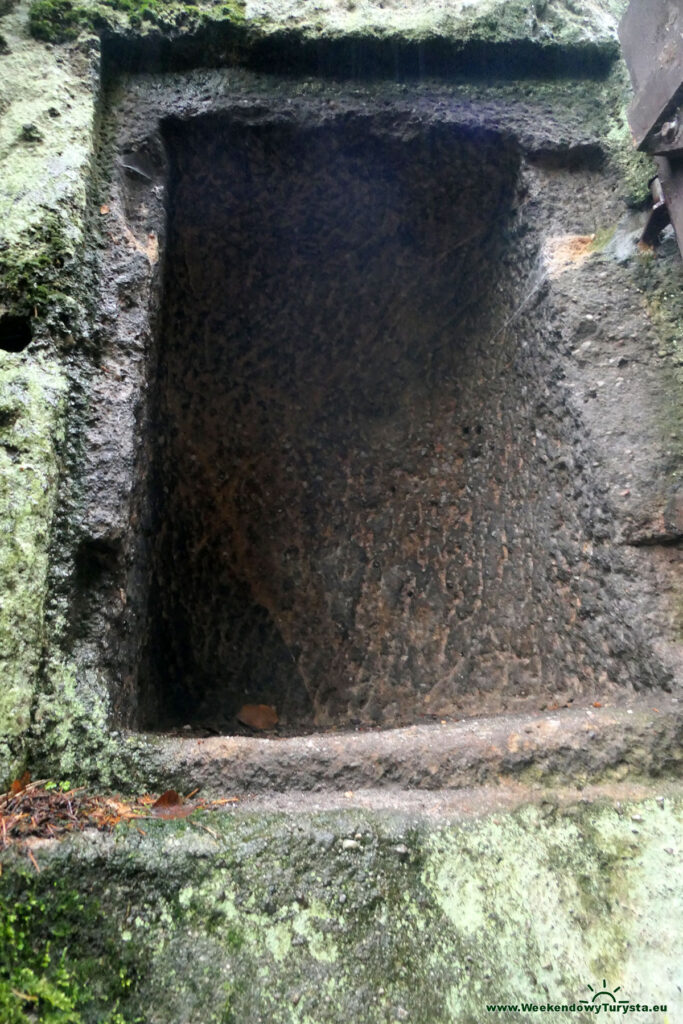 Szlak w dawnym kamieniołomie w Jonsdorf - magazynek na materiały wybuchowe