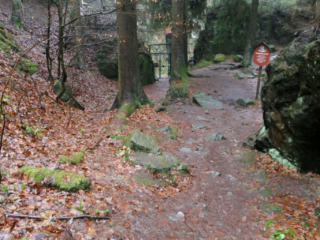 Szlak w dawnym kamieniołomie w Jonsdorf - Czarna Dziura