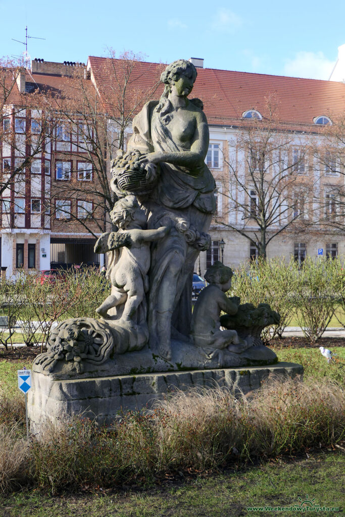 Posąg Flory na placu Orła Białego - Szczecin