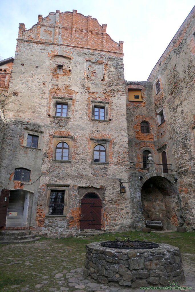 Zamek Grodno - dziedziniec wewnętrzny ze studnią