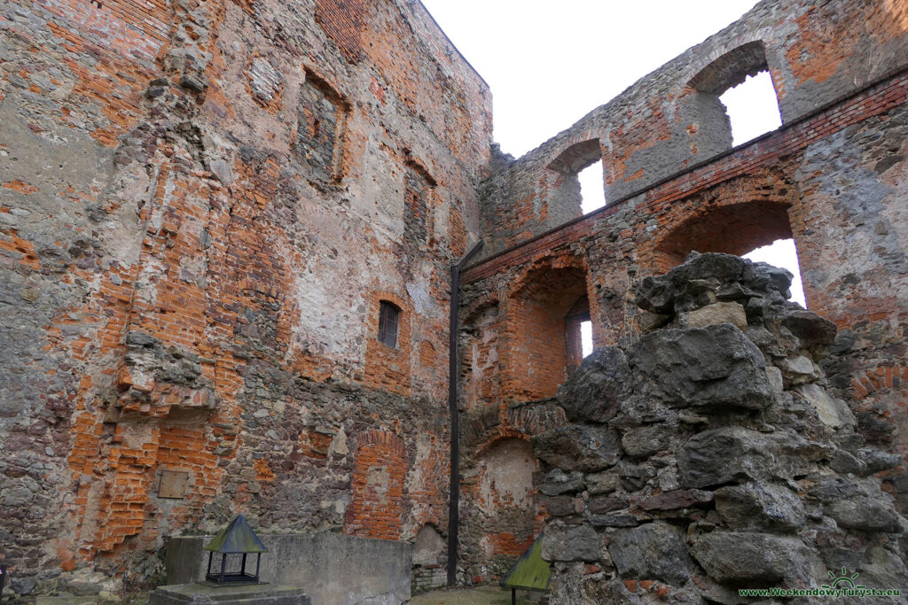 Zamek Grodno - dziedziniec wewnętrzny ze studnią