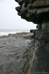 Skalny brzeg w zatoce Dunraven - charakterystyczna budowa skał