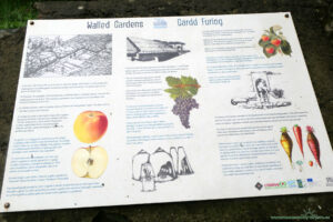 Wnętrze ogrodów Dunraven - tablica informacyjna