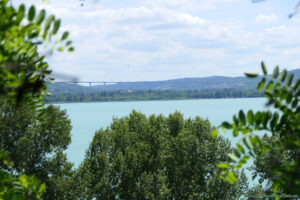 Widok na Balaton i most