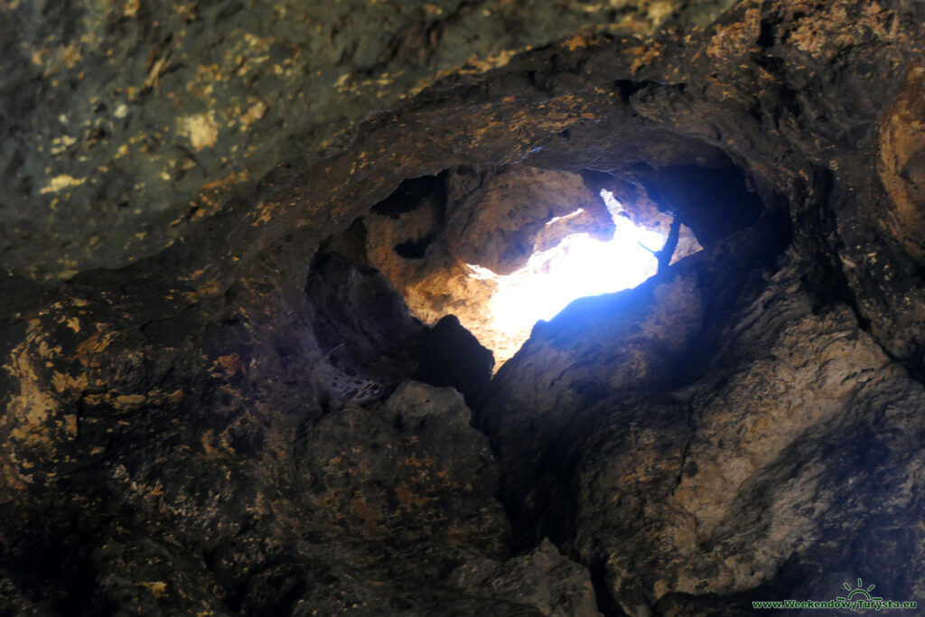 Komin zwieńczony otworem w jaskini