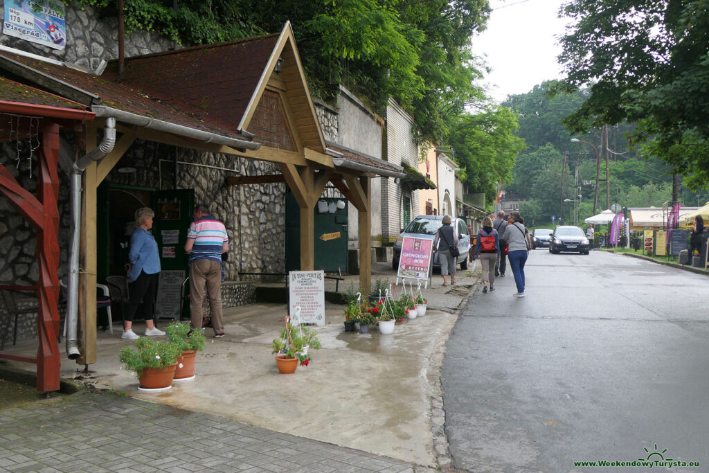 Piwnice winiarskie w Egerze - Dolina Pięknej Pani