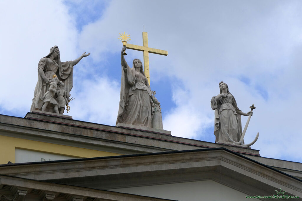 Rzeźby zdobiące Bazylikę w Egerze