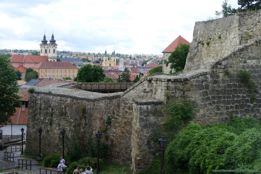 Mury zamku w Egerze