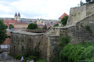 Mury zamku w Egerze
