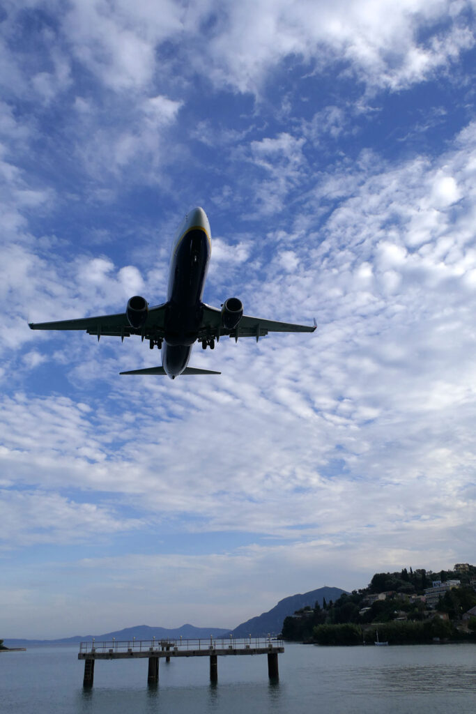 Lądowanie na Korfu tuż nad głowami turystów