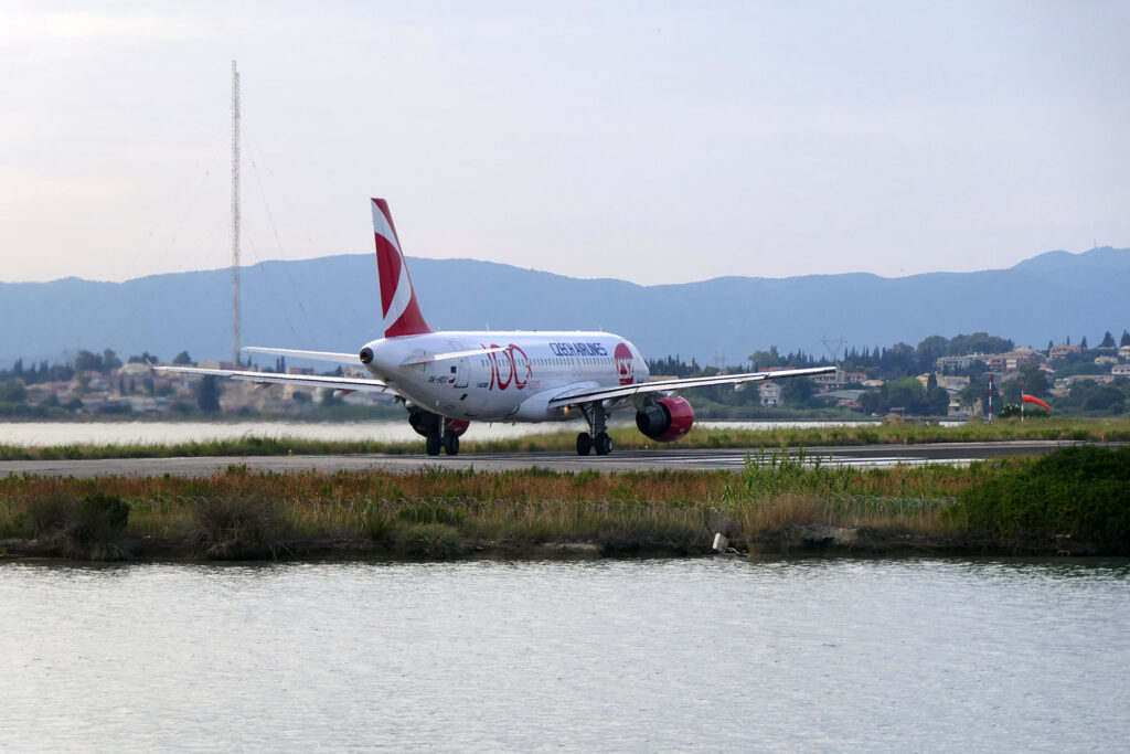 Korfu lotnisko - start samolotu
