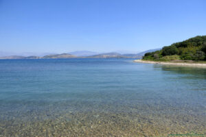 Plaża przy Agios Stefanos