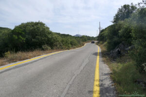 Pantokrator na Korfu - widok na szczyt z drogi dojazdowej