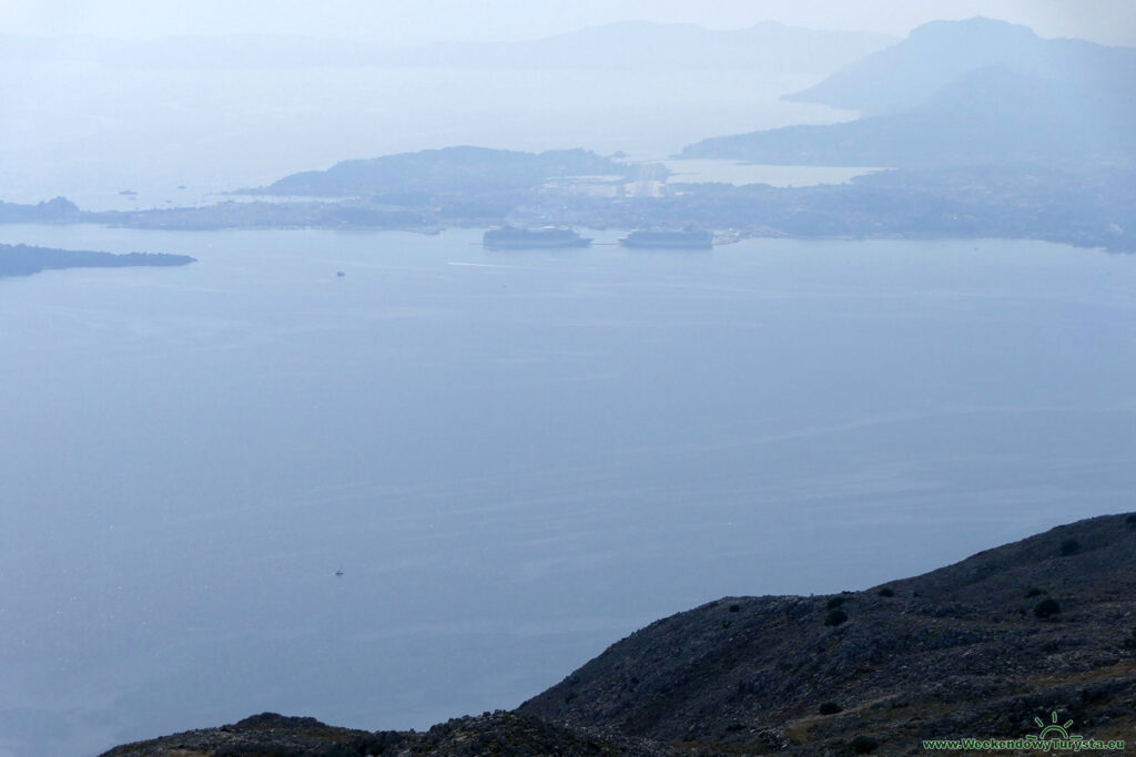 Widok an miasto Korfu i pas startowy lotniska