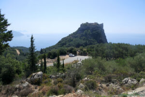 Zamek Angelokastro - widok z drogi dojazdowej