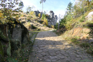 Szlak w kierunku skalnego miasta Ostas