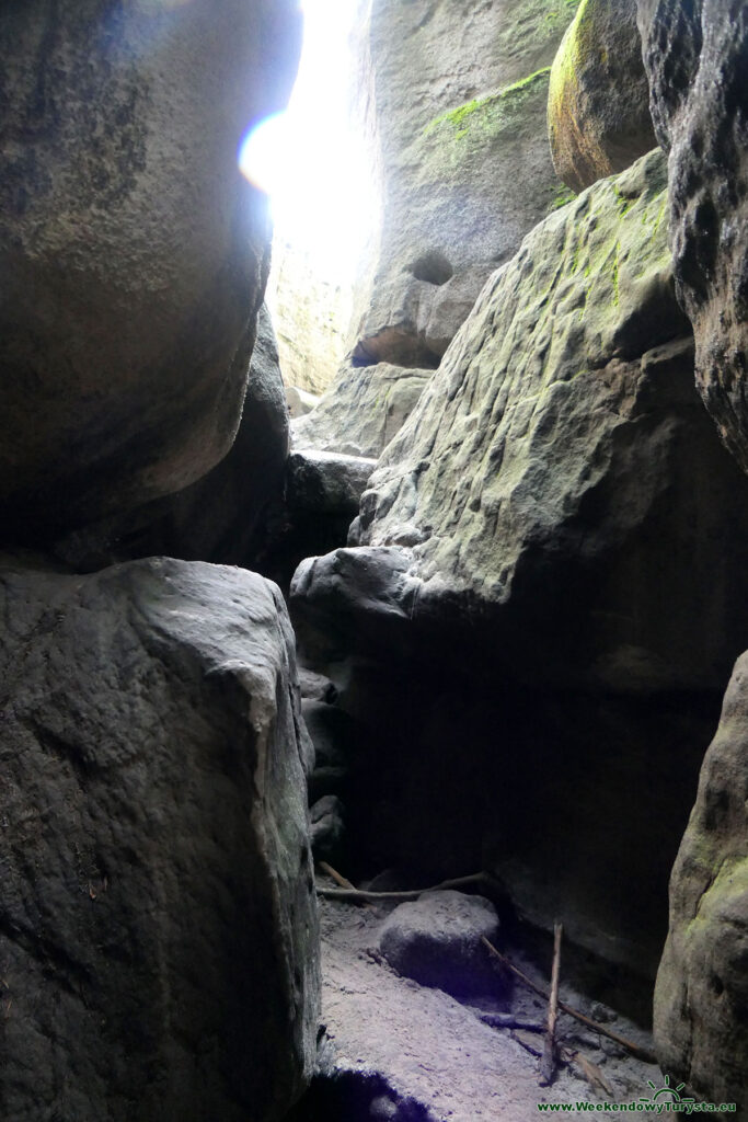 Ostas - trudne wejście między skałami