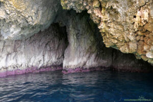 Jaskinia na wybrzeżu koło Paleokastritsa