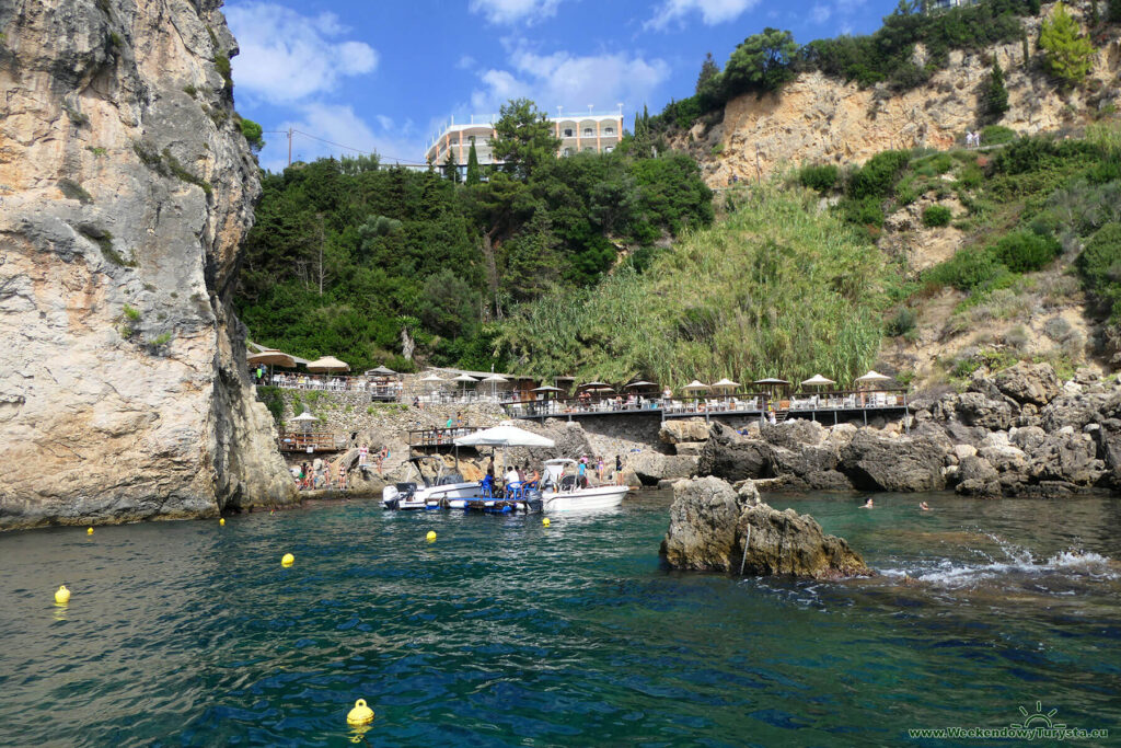 Pub La Grotta widziany od strony morza