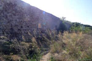 Mur otaczający dawny klasztor Agia Ekaterini