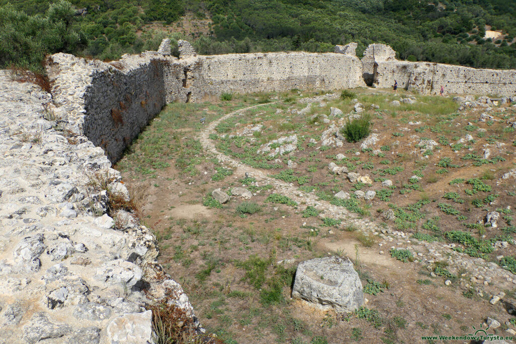 Widok na pozostałości zamku z murów