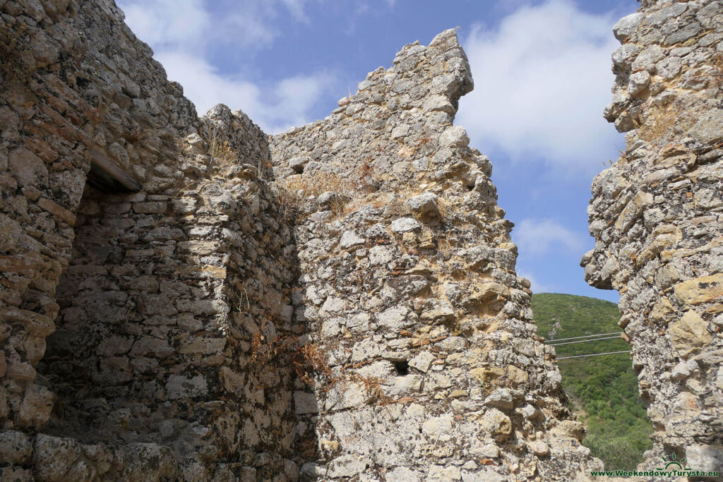 Pozostałości wieży obronnej w jednym z narożników zamku Gardiki