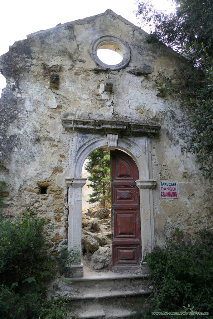 Wejście do ruin klasztoru