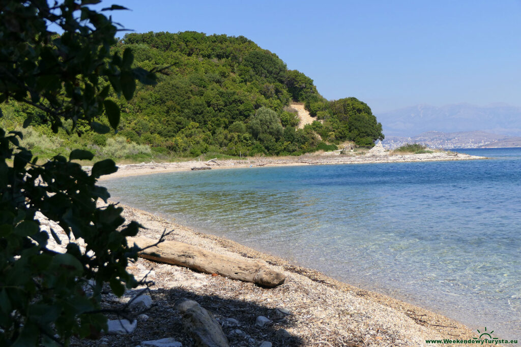Ciche i malownicze plaże w okolicy Agios Stefanos