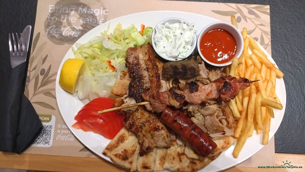 Grecki fast food - zestaw mięs z dodatkami