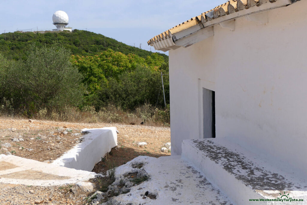 Kaplica obok radaru na Korfu