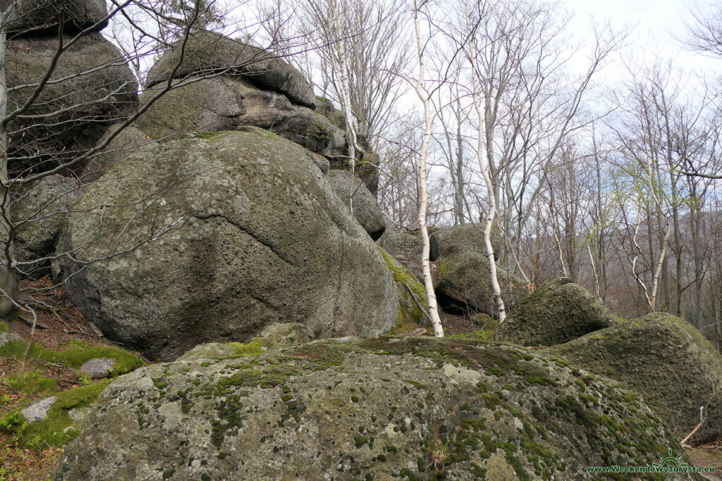 Bezimienne skałki na szlaku na Orzesznik