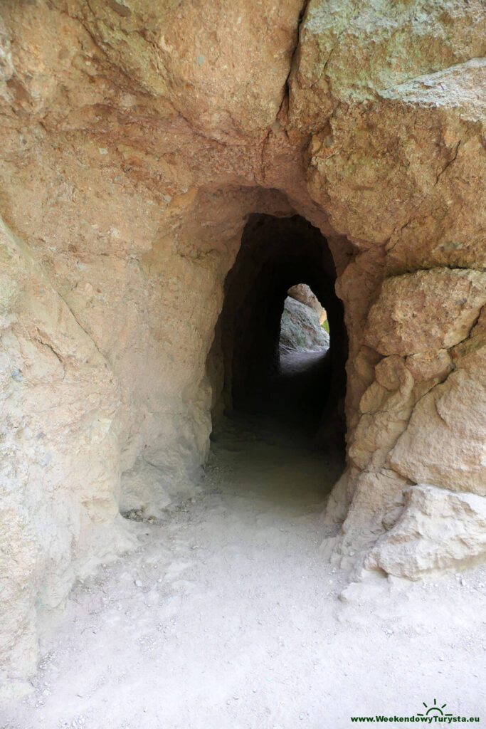 Wykuty w skale tunel na szlaku w Pinnalce National Park