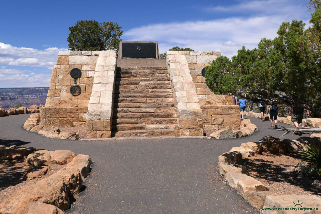 Monument na Powell Point