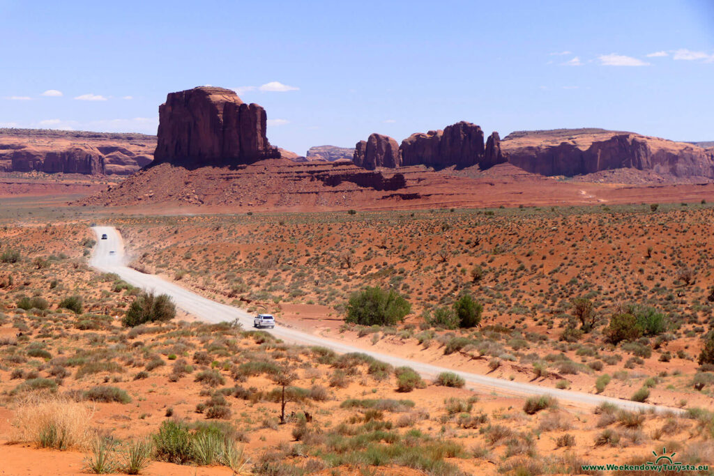 Droga między skałami w Monument Valley