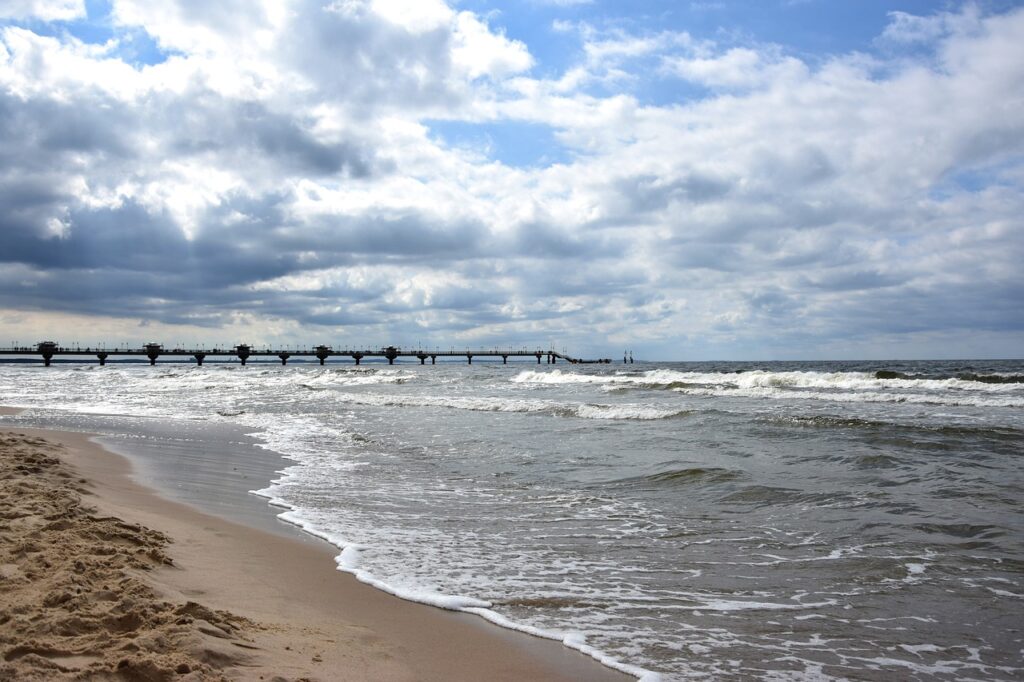 Międzyzdroje - widok z plaży na molo