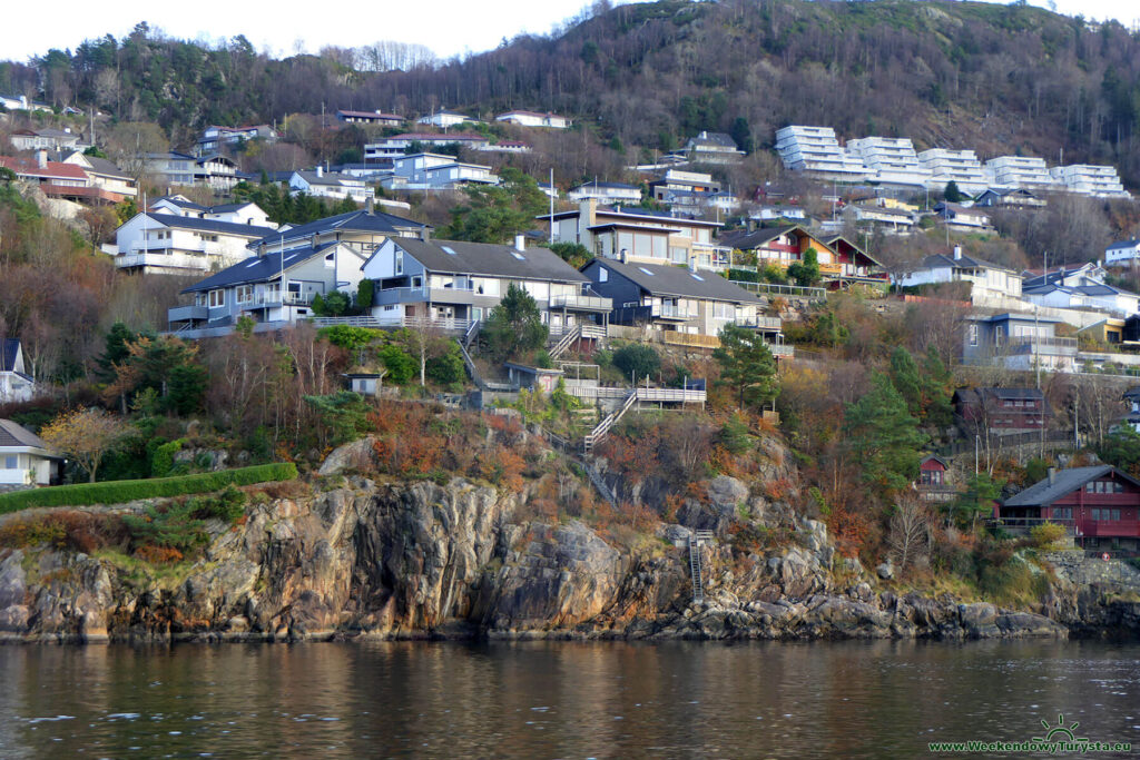 rejs po fiordach - wybrzeże koło Bergen